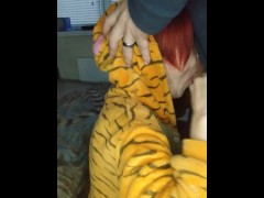 Послушная девушка-тигра сосёт член