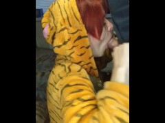 Послушная девушка-тигра сосёт член - Screenshot 14 of 16 - Real Couple