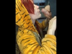 Послушная девушка-тигра сосёт член - Screenshot 15 of 16 - Real Couple Homemade