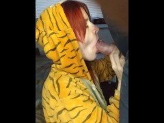 Послушная девушка-тигра сосёт член - Screenshot 5 of 16 - Real Couple Homemade