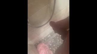 Быстрая дрочка в душе