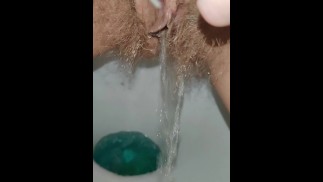 只是一个女孩的正常早晨去厕所，放屁和撒尿特写