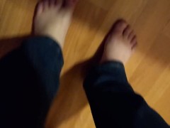 Артем ходит без носочков в обуви на голые ножки - Screenshot 10 of 16 - Footjob