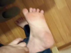 Артем ходит без носочков в обуви на голые ножки - Screenshot 15 of 16 - Footjob