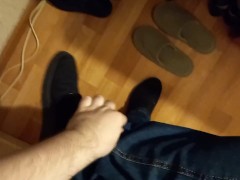 Артем ходит без носочков в обуви на голые ножки - Screenshot 2 of 16 - ногами