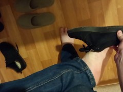 Артем ходит без носочков в обуви на голые ножки - Screenshot 8 of 16 - Ass