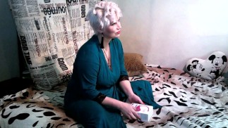 Пухлая зрелая сексуальная сучка мастурбирует и страстно кончает под классическую музыку...))