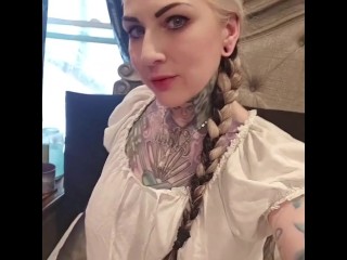 Шалит в прозрачной ночной рубашке