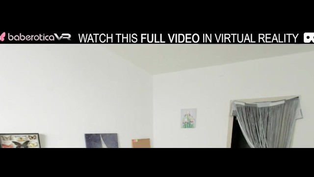 Соло симпатичная блондинка Angel Jolie стонет во время использования дилдо в VR.