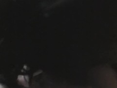 La bruna Alice White scopa e si fa filmare dal suo ragazzo