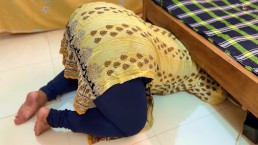 Arabisches Hot Dienstmädchen steckt fest: Bitte beeil dich & fick meinen großen Arsch, dann hol mich unter dem Bett