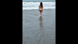 我的继妹裸体打扫卫生。她赤裸着美丽的屁股在我家走来走去