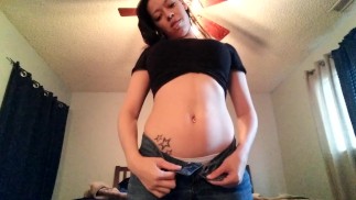 Соло-женщина с большими сиськами дает инструкции по поклонению JOI и Belly