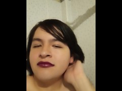 Femboy lde cabello lindo usando el labial de su madre