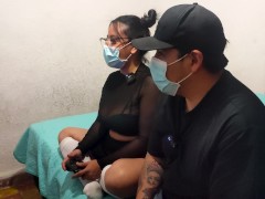 DESVIRGUÉ el COÑO APRETADO de MI CUÑADA mientras jugaba fortnite