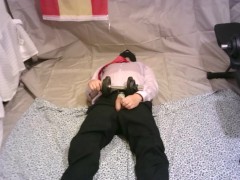 empuje de cadera con mancuernas y mostrando polla