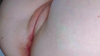 le pinte los labios de su coño, creo que me confundi