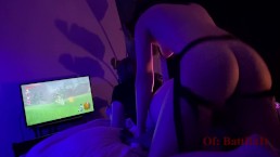 女同性恋 Strap On 操屄，而她玩电子游戏 OF：Battba1t