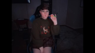 Femboy wird stoned und wichst sich (Teaser)
