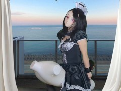 HENTAI Aibu。ベランダ。メイド。枕でオナニー。