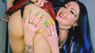 Женское доминирование, поклонение заднице. Поклоняйтесь этим двум сочным в сексуальных юбках.