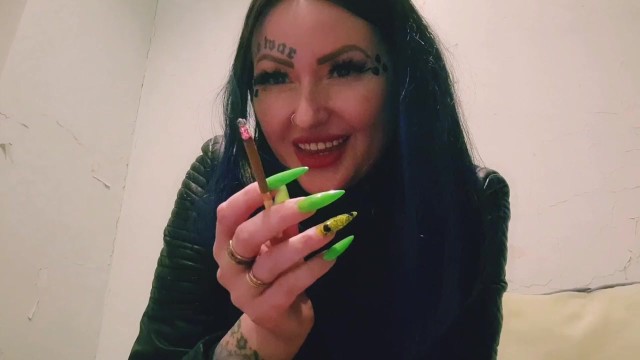 Сексуальное курение сигарет. Фетиш курения от красотки.