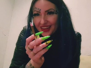Fumando Cigarro Sexy. Fetiche De Fumar De Uma Beleza.