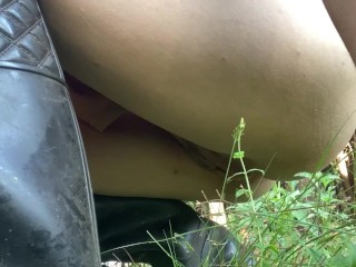 Писает в траву посреди тропы