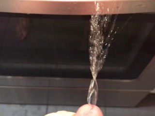 Писаю на всю кухонную плиту и пол