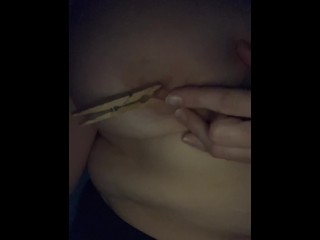 Наказываю свои соски злыми маленькими прищепками