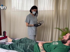 Физиотерапевт помогает пациенту снять стресс и принимает сперму в анал 1/16