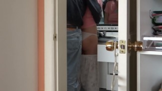 Различные эротические моменты моей жены в ванной, писание, купание, ласки