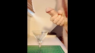 Большой член дрочит в бокал для коктейля, а затем использует сперму в качестве смазки