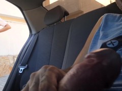 Punheta arriscada para ruva no carro em público!