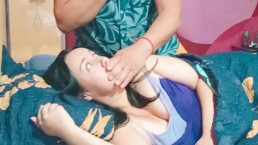 她的继父给她一个惊喜，并在她一个人在房间里时操她