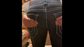 Отчаянная моча после работы в туалете #11 (чуть не обоссалась в джинсы) + пердеж в джинсах и пердеж сидя