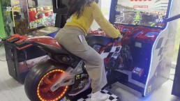Juegos Calientes con desconocida CULONA en el auto