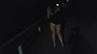 服を脱ぎながら夜のお散歩～(^^♪