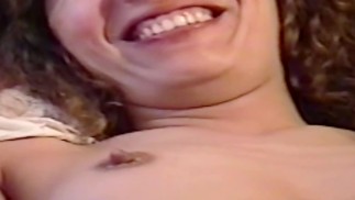 Beautiful继母炫耀她的奶子，而我的朋友在她面前自慰