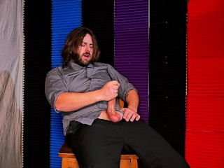 单身男性性感地cums在西装上