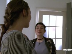 Ersties - Effie lädt Birgit ein, zum Kochen und Ficken vorbeizukommen