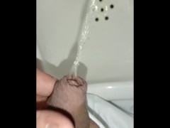 在公共浴室绝望地小便，他们差点抓住我 - Screenshot 5 of 16 - Male Piss