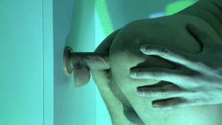 Riesiger Arsch wird von einem großen Dildo gefickt und dabei für seinen Besitzer gefilmt 🔥🥵