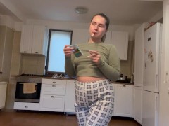 Smoking while stripping - Screenshot 2 of 16 - Pawg