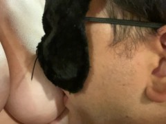 Le chupan las tetas a madura sexy