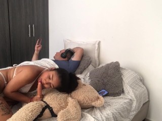 Я сосу дилдо перед своим горячим парнем.