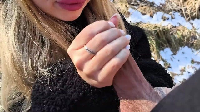 Русская блондинка сделала минет в лесу и ушла, показав попку! Я рад этому!