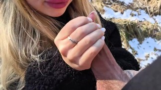 Die russische Blondine hat im Wald einen Blowjob gegeben und ist gegangen, wobei sie ihren Arsch