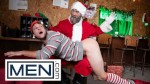 MEN - Benjamin Blue在爸爸蛋糕前骑了一个新的圣诞Toy，然后骑了他