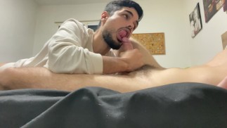 haciendo que mi compañero de piso se corra en mi boca